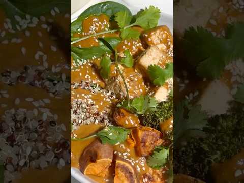 Peanut sauce power bowl #peanutsauce #buddhabowl #healthyrecipes #veganrecipes #highprotein #tofu