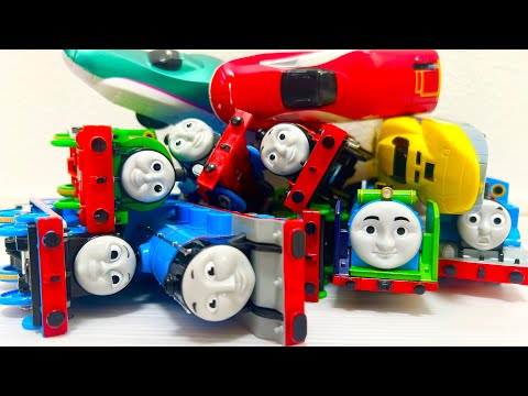 プラレール　きかんしゃトーマス 整備工場に色んなおもちゃThomas the Tank Engine - Various toys in the maintenance shop