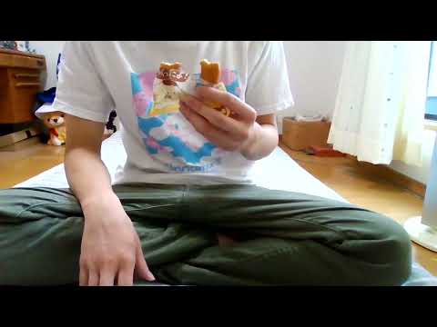 シナモンのお菓子を食べるYoutuber