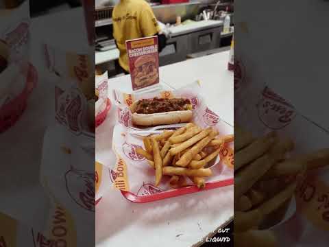 A MUST in #washingtondc -Ben’s chili bowl 🌭 跟著美國總統吃  #熱狗  #必吃 #英文