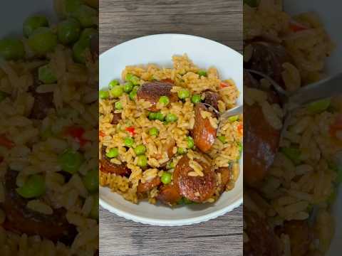 This one-pot rice, sausage, & peas is so delicious & easy to make #onepotmeal #ketodiet #riceandpeas