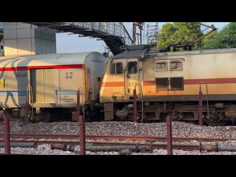 12495 Bikaner Kolkata Pratap express arriving at Tundla junction