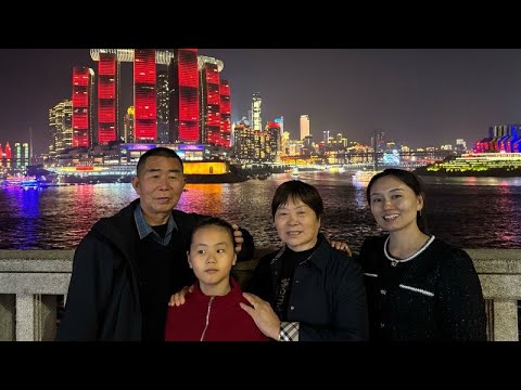 I took my parents to see the night view of Chongqing. My father called me so beautiful. This trip w