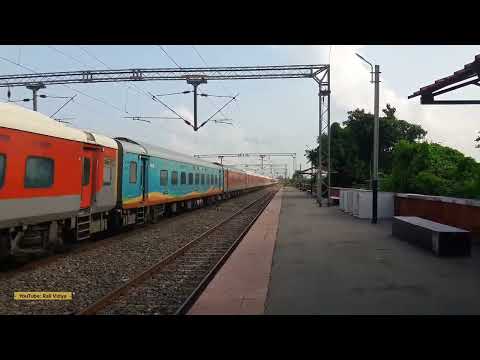 Kolkata Khansi Express Overtakes at Gidhaur Station