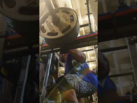 スクワット。200kg10レップ、180kg12レップ。