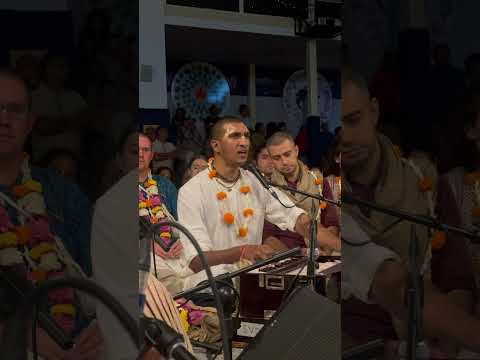 Sharad Bihari Prabhu’s mellow and meditative kirtan is creating a serene, soulful atmosphere. 🎶🌸