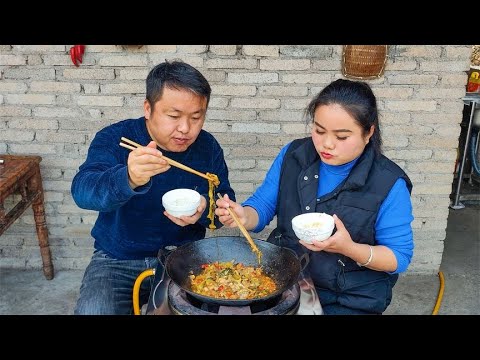 酸菜牛蛙，酸辣开胃，拌饭吃太香了【梅子美食】