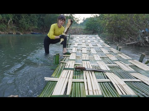 Primitive way of catching fish using bamboo as a trellis - Build trap fish to survival Ep1