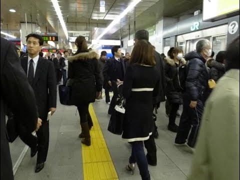 2009 宵の新宿駅 上の通路 東南口まで 091124