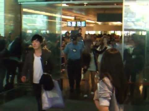 [120322] Secret Arriving At Singapore Changi Airport Terminal 2 (: