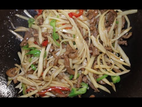 The seasonal home dish ”stir-fried shredded pork with water bamboo” is crisp and tender  pushing ev