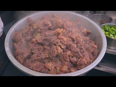 用餐時刻人潮爆滿 林口排隊牛肉刀削麵 - 台灣美食│Beef Noodles - Taiwanese Food