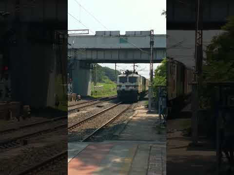 12471- Swaraj Express Skip Dahanu Road At Full Speed #shorts #dahanuroad #indiantrainspeed