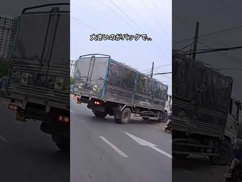 なぜそこからバックで出てくる、、 #vietnamtransportation #ベトナム交通 #ベトナムバイク