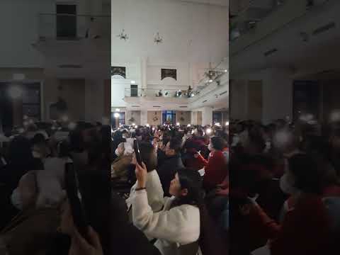 gamit ang mga cellphone para magkaroon ng ibat ibang ilaw during chinese catholic mass