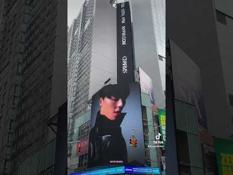 MONSTA X 몬스타엑스 SHOWNU 셔누 뉴욕 패션위크 NY Times Square billboard ads 뉴욕 타임스퀘어 광고