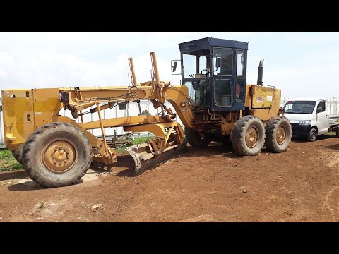 MOTOR GRADER KOMATSU GD605A-5 spreading materials !!!