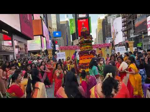 Bathukamma bathukamma vuyyalo bangaru bathukamma vuyyalo