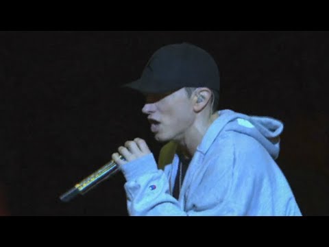 Eminem - Lose Yourself (Live - 2009) (Explicit Version)