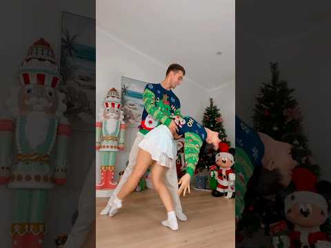 WHO IS GETTING INTO THE CHRISTMAS SPIRIT!? 😍🎄 - #dance #trend #viral #christmas #funny #shorts