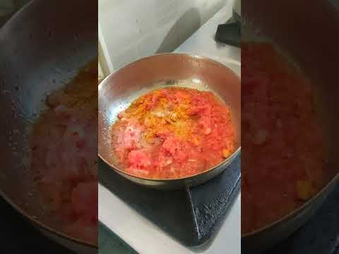 काय रोज त्याच पद्धतीची भाजी आज  काहीतरी वेगळं खास  टिफीनसाठी#tomato  kheema sabji.#shortvideo