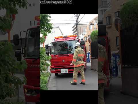 これは誘導ないと厳しい！？消防車、激狭路地をバック!!A fire engine backs up a narrow alley!!#shorts