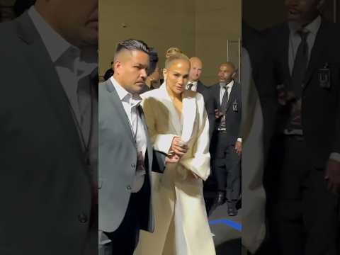 #JenniferLopez leaving Atlas movie premiere in Los Angeles #hollywoodpipeline