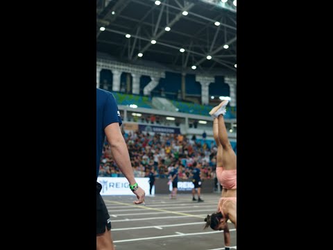 Emily Andrade e Victoria Campos — Uma Corrida de Handstand Walks