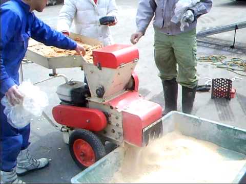 せんべいクズ粉砕家畜飼料（新潟県新発田市）カルイ粉砕機