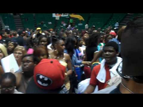 FANDIMONIUM: ENTIRE ARENA WAITS FOR PRETTY RICKY AUTOGRAPHS