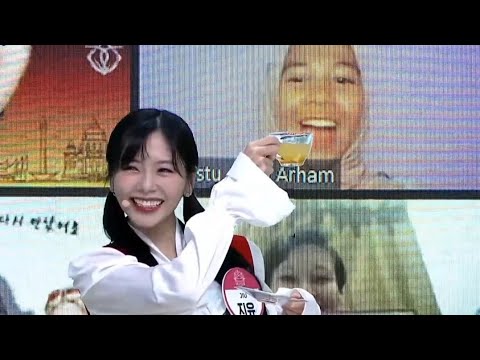 Jiu trying to give a fan tea | Dreamcatcher interacting with fans on screen