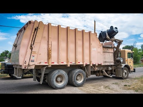 Peterbilt 320 - Heil Formula 7000 Garbage Truck