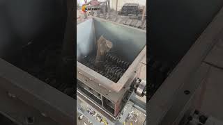 Double shaft shredder shredding wood #shredder #recyclingsolution