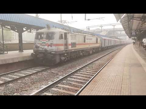 fast express train live in the railway station video |Indian railways fast express train video