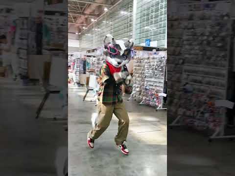 #Dancin at the #comiccon #convention #animecon #animeconvention #furry  #sturdy