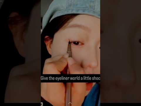 Now liner application so easy ⁉️🤯 #mua #youtubeshorts #eyeliner #tutorial #viralshort #viralhacks