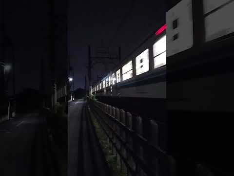 暗い夜道を明るく照らす電車の光り