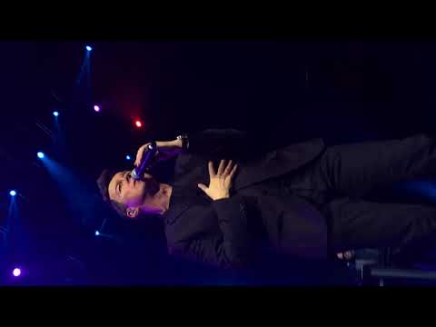 Rick Astley front row - Never Gonna Give You Up Live