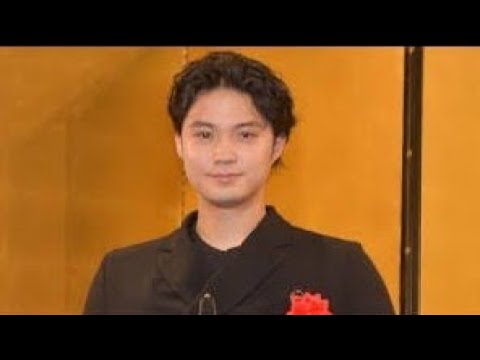 "磯村勇斗、深澤辰哉との意外な大学時代のエピソードを告白！🚗✨ ハワイ旅行で懐かしの再会話😲"