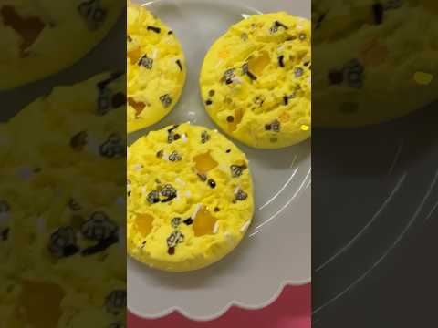 Let’s Fake Bake Bee themed Cookies with a Silicone Mold! #fakebake #cookies #peepthisyall