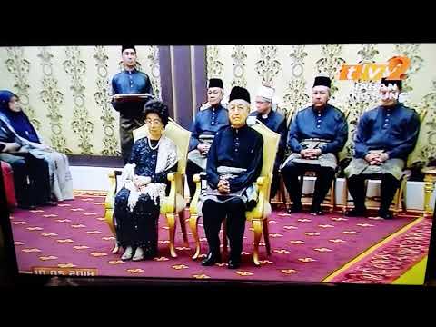 Tun 马， 
马来西亚新任首相宣誓就任，
象征霸权及腐败政府的没落，
崭新政权的开始。。。