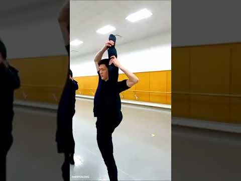 An indispensable part of classical Chinese dance training class: leg holds! #ShenYun #Shorts