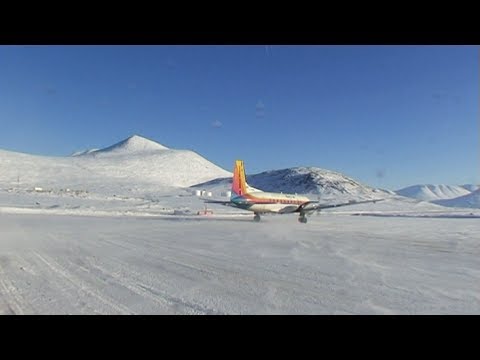 First Air's plane takeoff at Qikiqtarjuaq's airport - Nanoq 2007 expedition