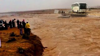 Incredible ! The first moments of the arrival of the flash floods in the valleys of Oman, Ibra!