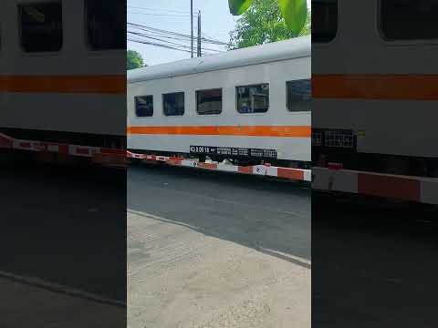 #shortvideo #keretaapi #keretaindonesia #indonesianrailroad #shortsvideo #kereta #train #railway