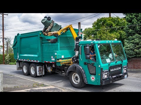 Mack LR - Heil DuraPack Rapid Rail Garbage Truck