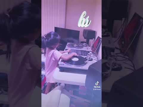 ロサンゼルスの自宅にて6歳娘がDJ練習！ She is practicing DJ at home in LA.