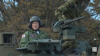 岸田首相、ヘルメット姿で陸自戦車に試乗　朝霞駐屯地で観閲式出席