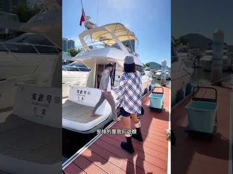 带河北老乡游艇出海妈妈带着4岁的儿子，正好赶上儿子今天过生日，安排的是我们这艘中型的豪华三层飞桥艇，祝玩得开心旅行推荐 游艇出海 三亚旅游