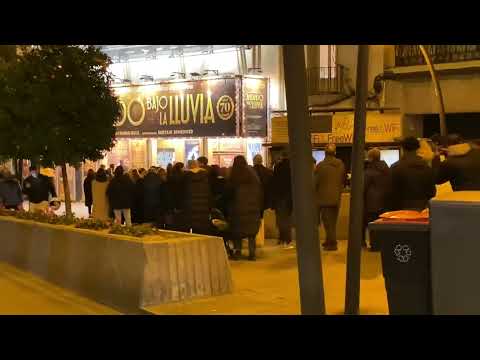 Bailando Bajo la Lluvia (Singin’ in the Rain) - People are Lining Up for the Shows…